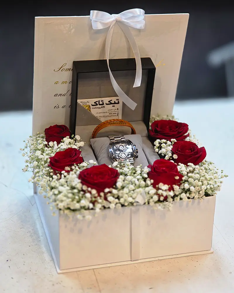 باکس ساعت با رز قرمز و گل عروس
