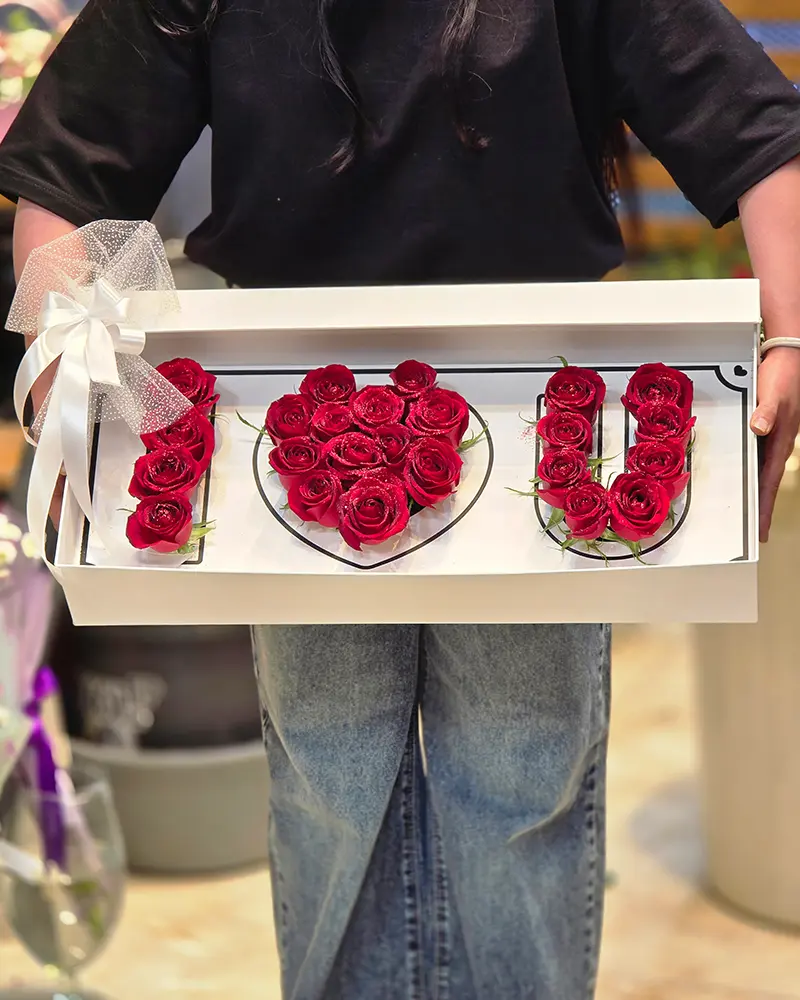 باکس گل تولد با رزهای قرمز به شکل I LOVE U