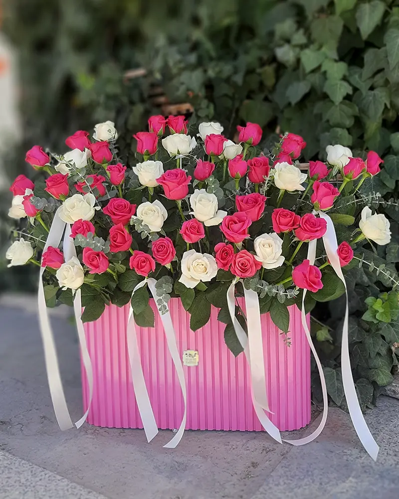باکس گل با رزهای صورتی و سفید و اکالیپتوس