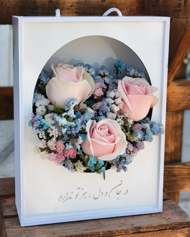 باکس گل با رزهای صورتی