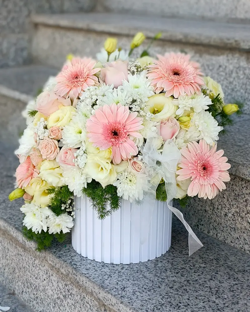باکس گل با ژربرا صورتی و رزهای مینیاتوری سفید