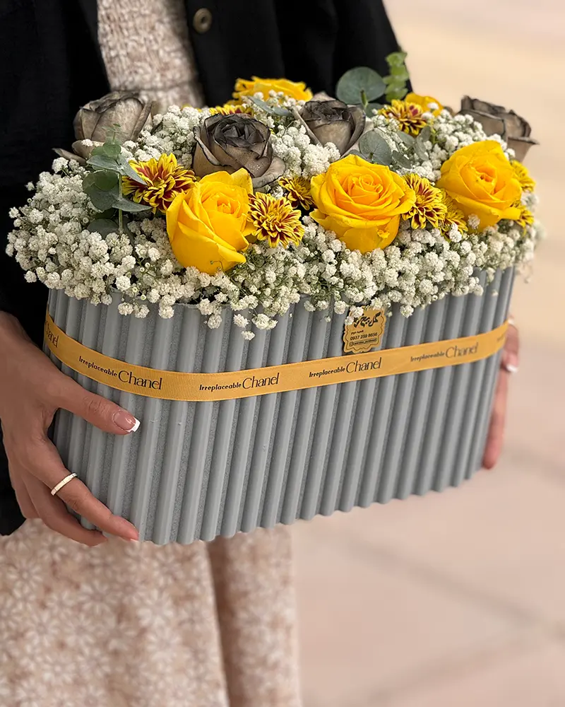باکس گل رز زرد و مشکی با داوودی زرد