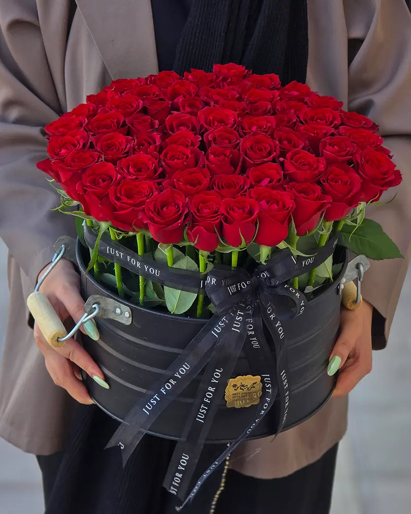 تبریک با رزهای قرمز در باکس مشکی