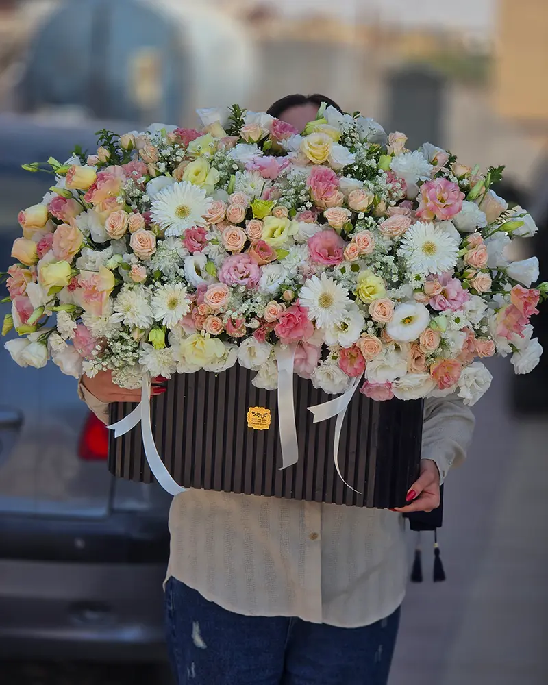 تبریک با گل‌های صورتی و سفید در باکس مشکی
