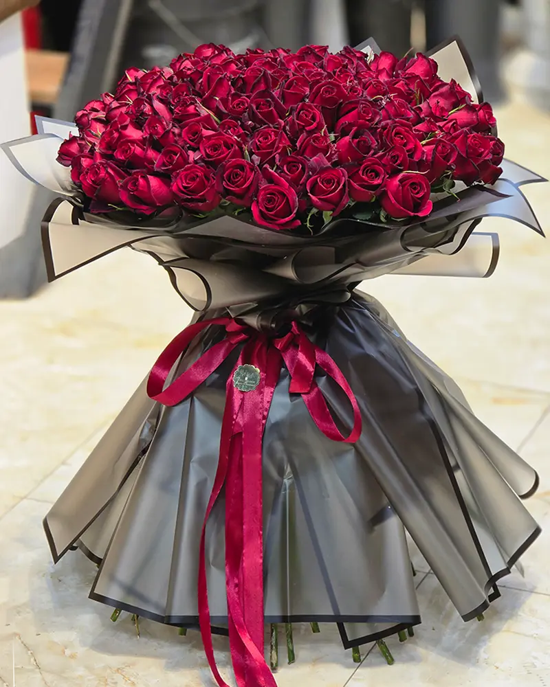 دسته گل رز قرمز با بستهبندی مشکی