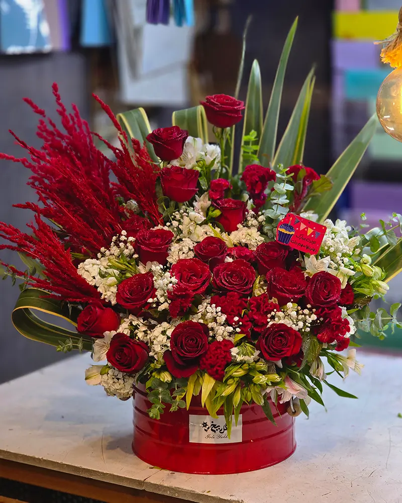 گل‌آرایی رز قرمز و گل عروس