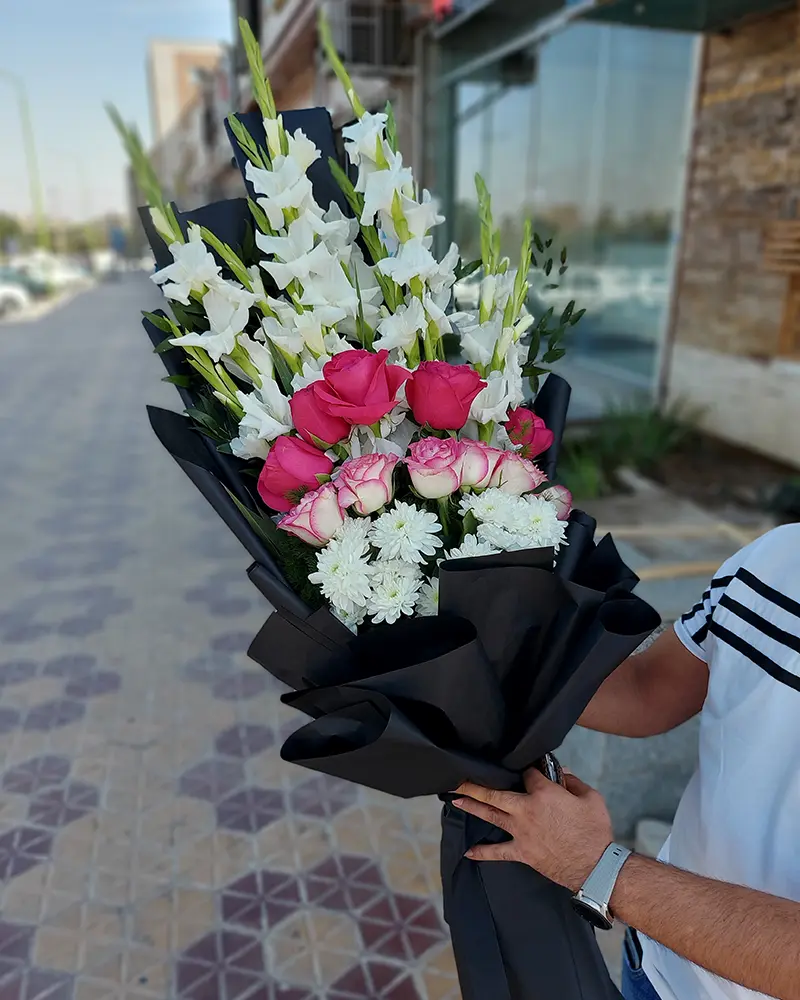 دسته گل ترحیم با گلایل سفید و رز صورتی