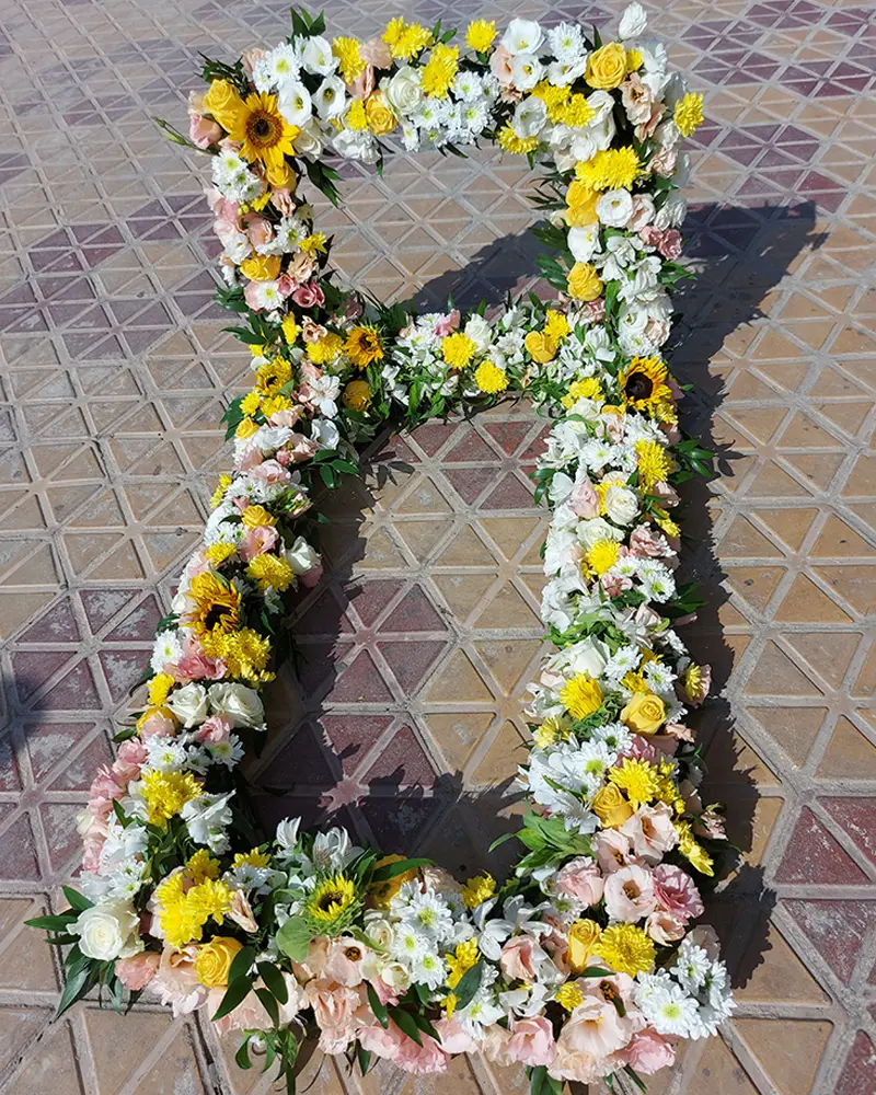 دور مزاری با گلهای آفتابگردان و رز زرد