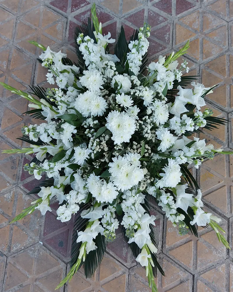 ترحیم روی مزاری با گلهای سفید
