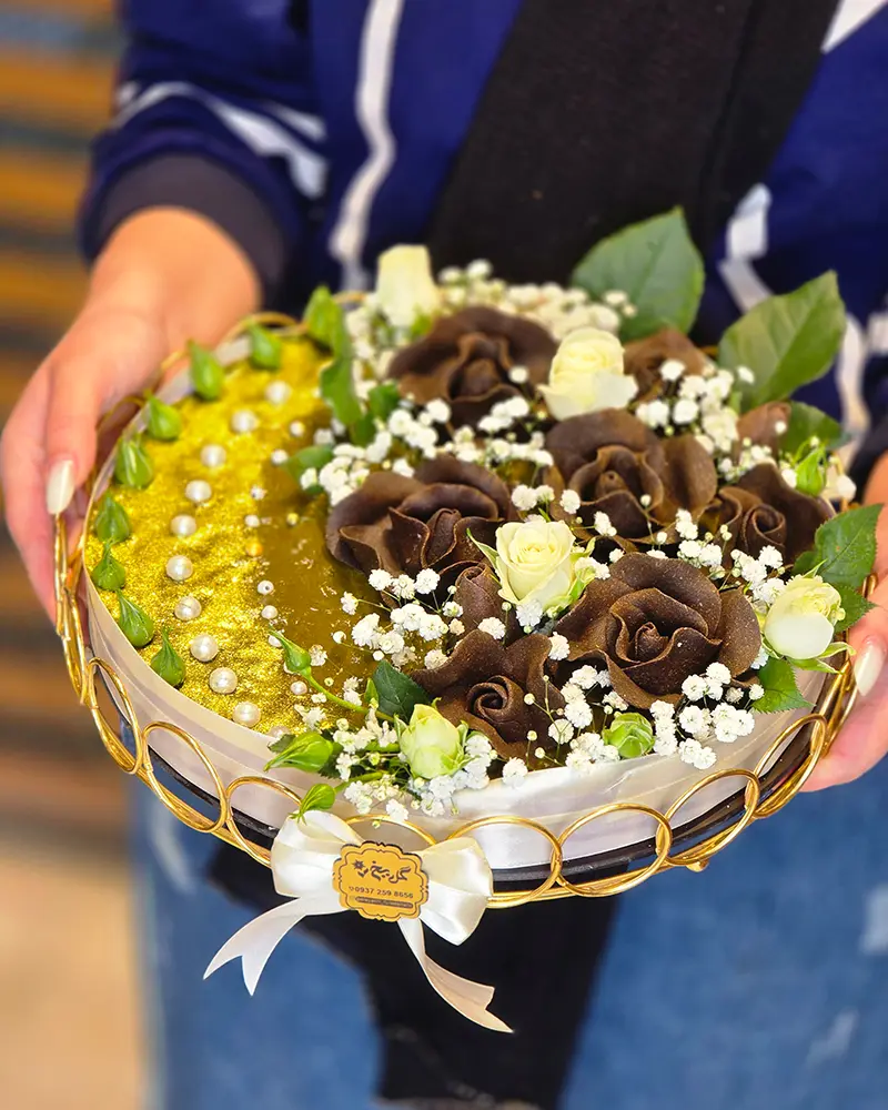 تزیین حنا با رز سفید و گل عروس