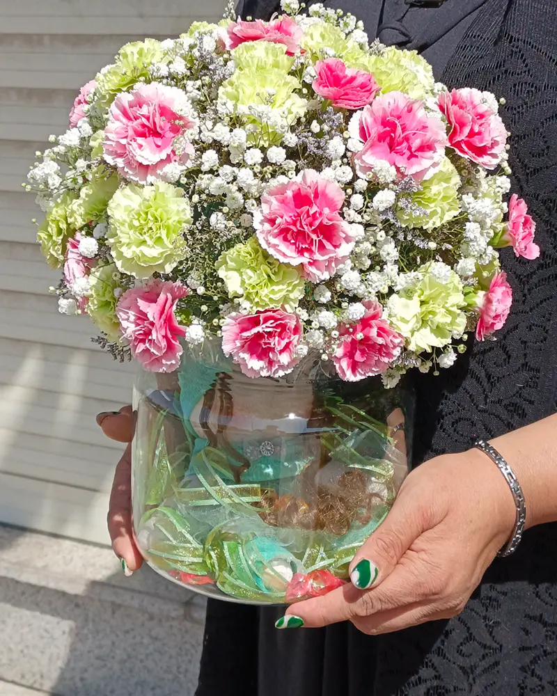 جارگل با میخک صورتی و گل عروس