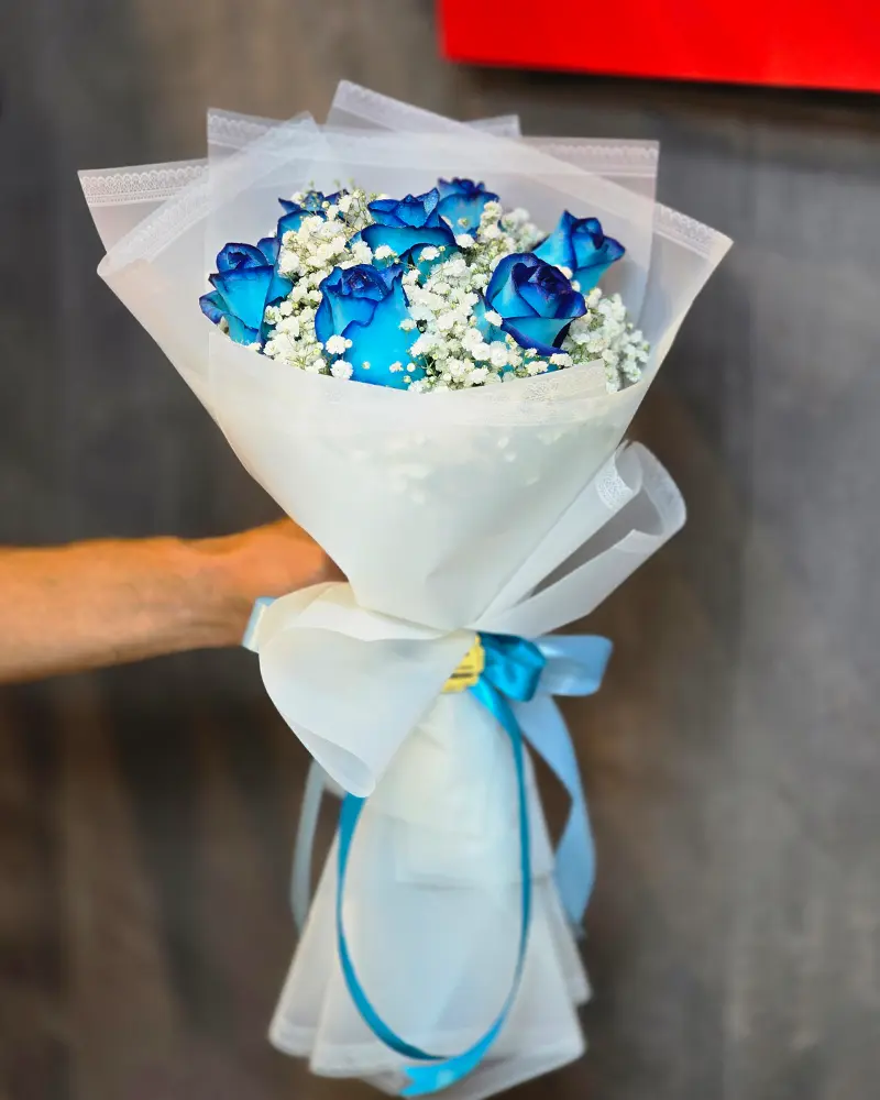 دسته گل تولد با رز آبی و گل عروس