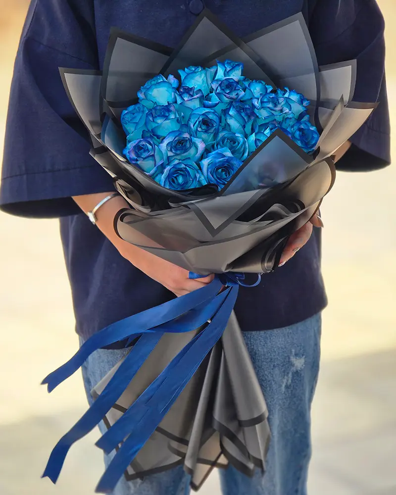 دسته گل تولد رز آبی با پوشش مشکی و طوسی