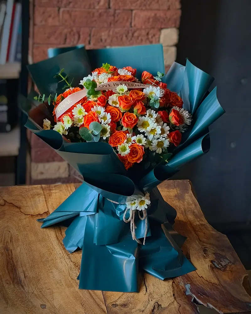 دسته گل تولد با رز نارنجی و داوودی سفید