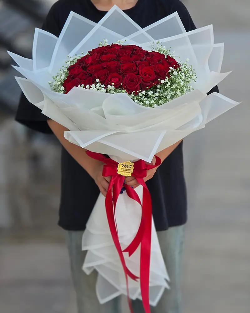 دسته گل خواستگاری با رز قرمز و گل عروس