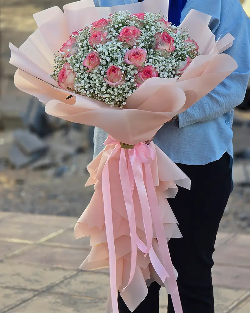 دسته گل نامزدی با رزهای صورتی و ژیپسوفیلا