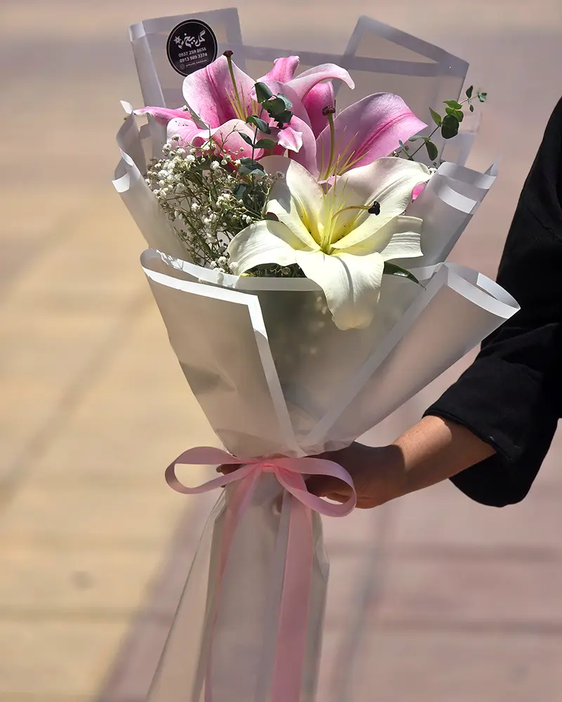 دسته گل هدیه با لیلیوم صورتی و سفید و گل عروس