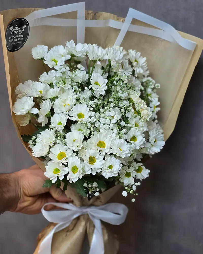 دسته گل هدیه با داوودی سفید و گل عروس