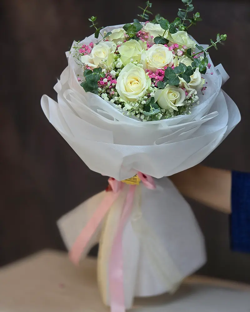 دسته گل هدیه با رز سفید، گل عروس و اکالیپتوس
