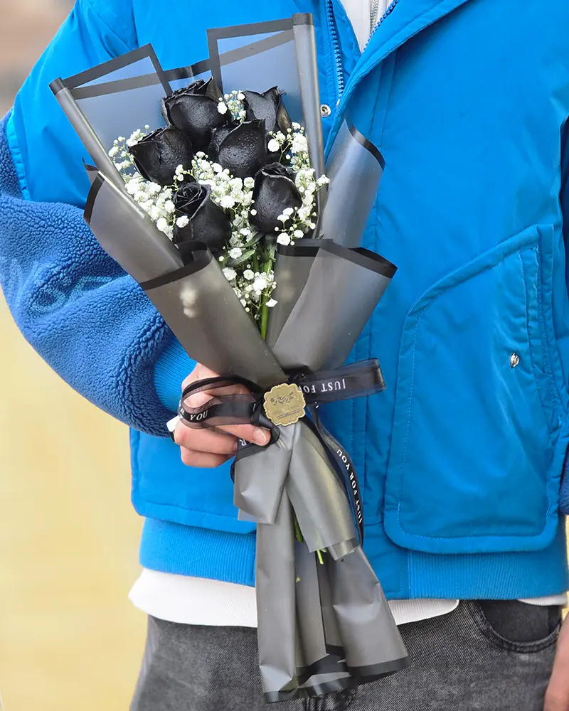 دسته گل هدیه با رز مشکی و گل عروس