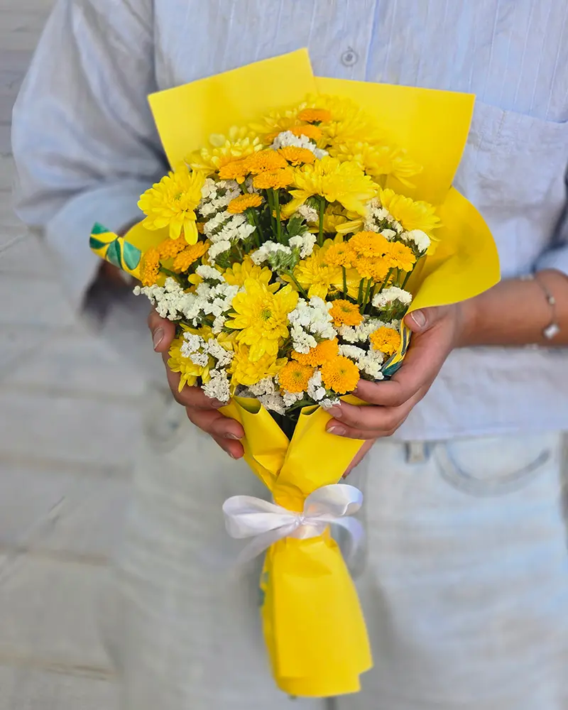 دسته گل هدیه با گل داوودی زرد و گل عروس
