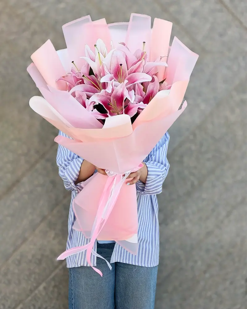 دسته گل هدیه با گل لیلیوم صورتی و بسته‌بندی صورتی