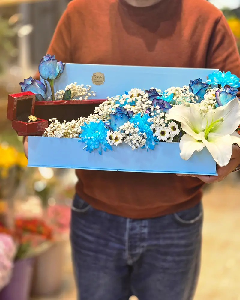 سبد گل خواستگاری با رز آبی و لیلیوم سفید