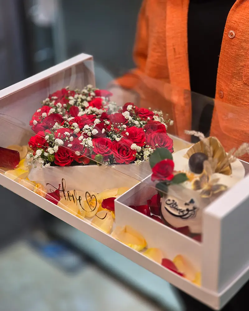 کیک باکس تولد با گل رز قرمز، کیک و تزئینات گلآرایی