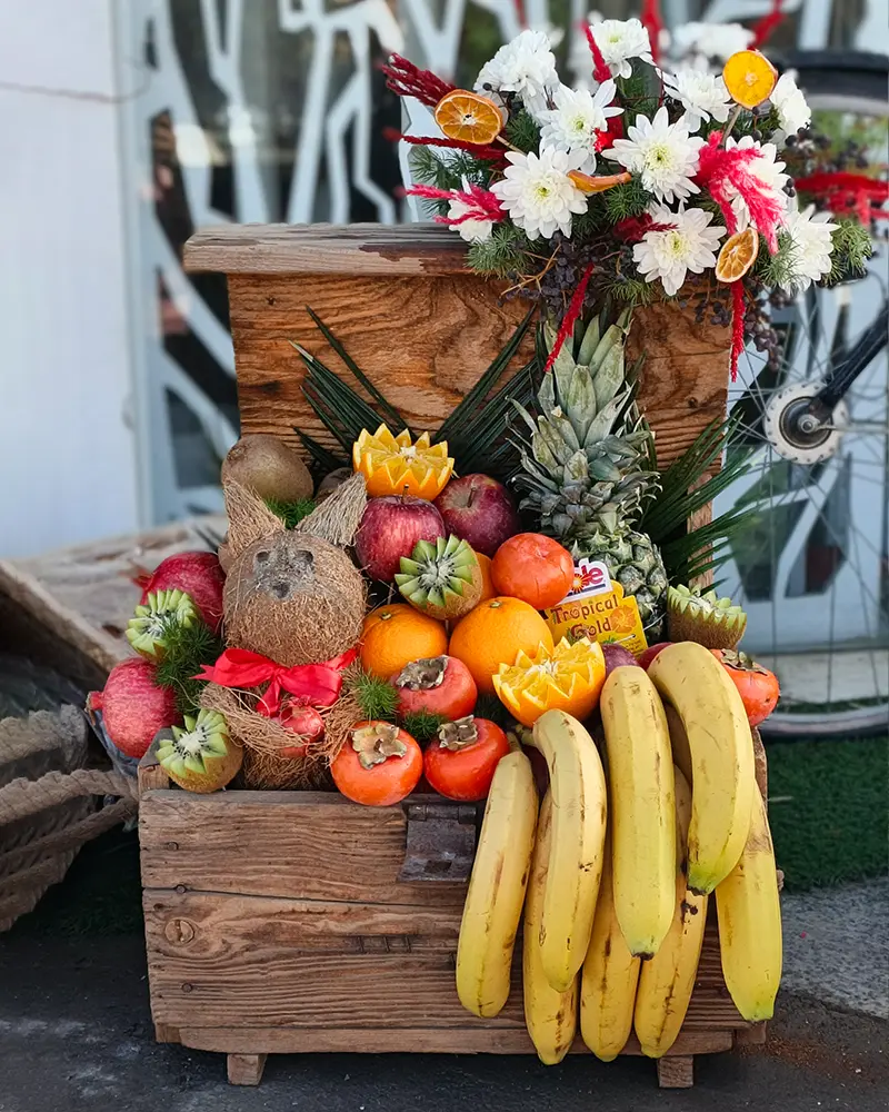 میوه آرایی یلدا کد 440011 با انار، آناناس، موز و گل داوودی